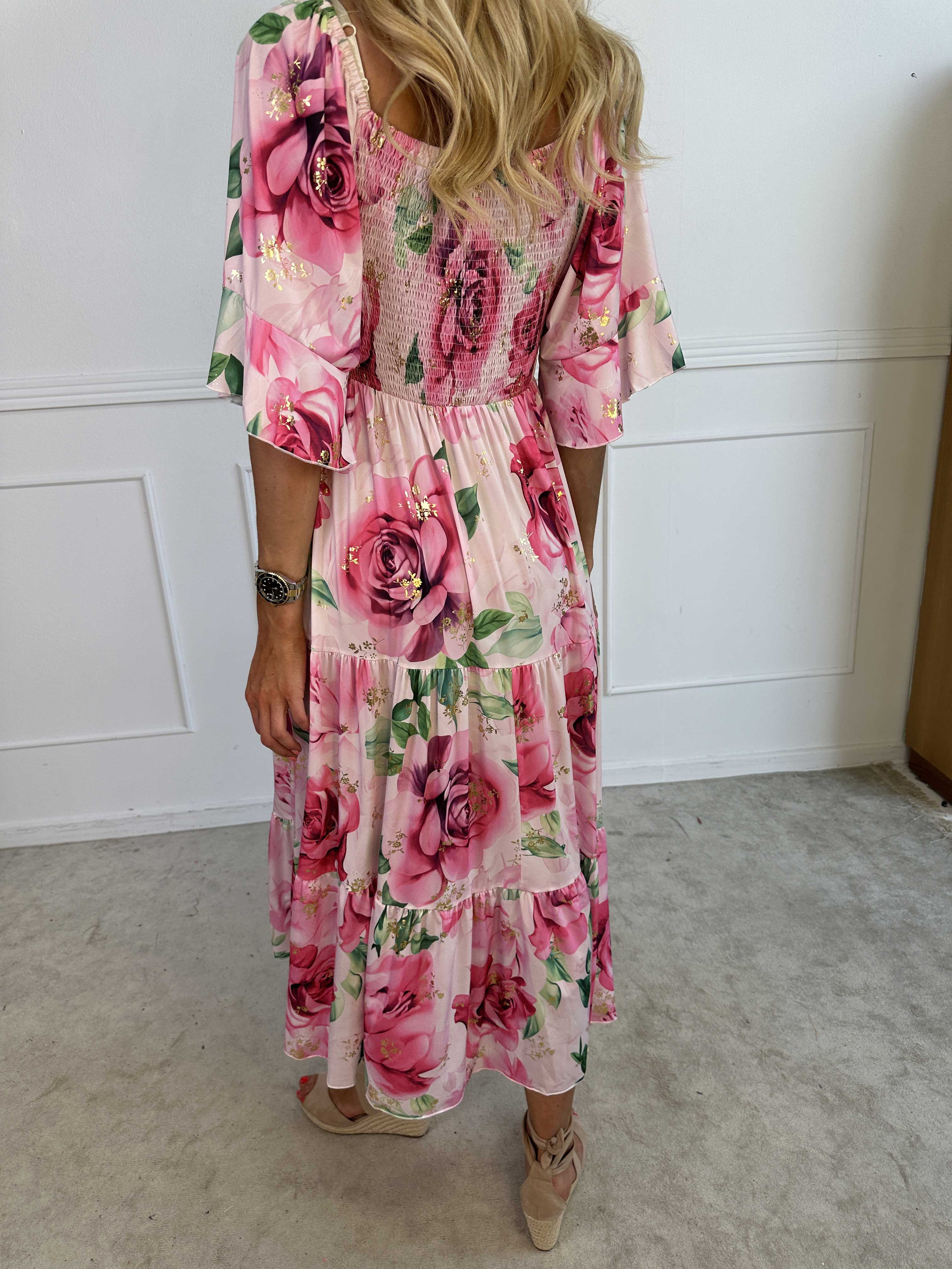 Elna Flower - Blomstret elastisk kjole med smock over brystet